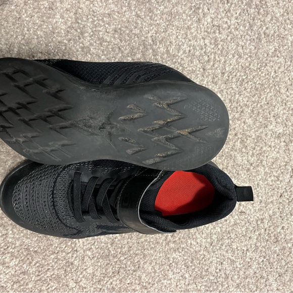 Boys black Sketcher runners in used condition - Picture 2 of 4